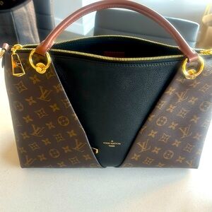 Louis Vuitton V tote in black + caramel. PRISTINE condition.